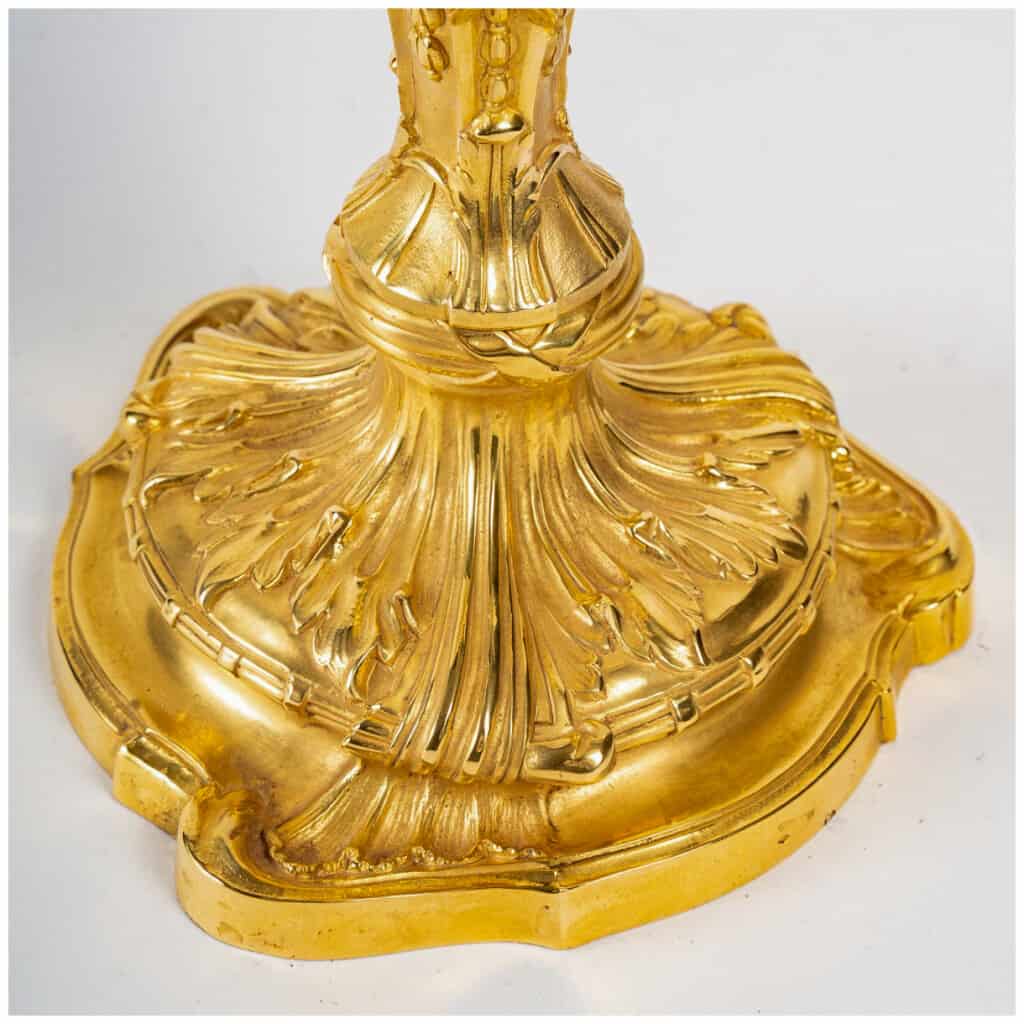 Paire de flambeaux aux amours en bronze ciselé et doré dans le style Louis XV vers 1850 13