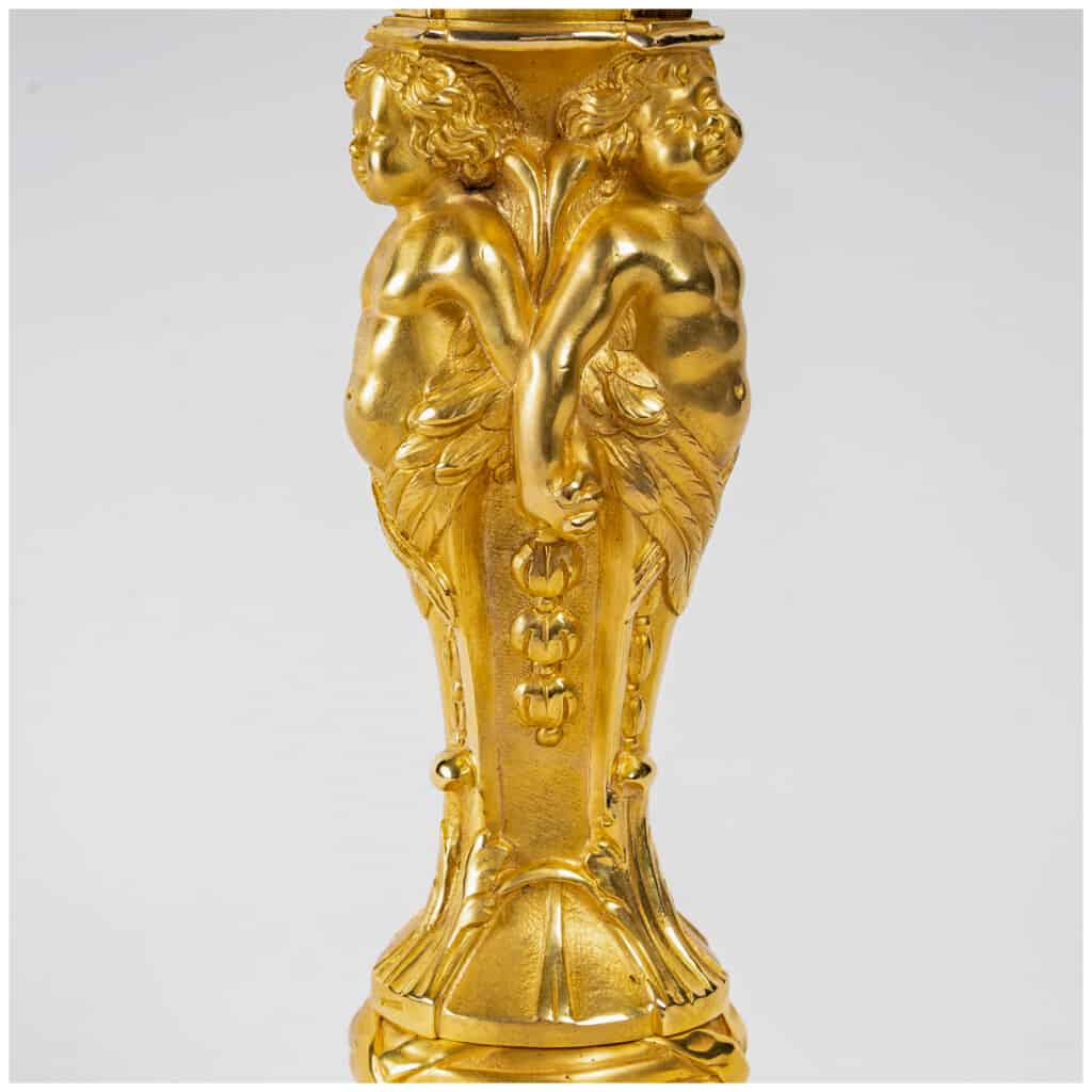 Paire de flambeaux aux amours en bronze ciselé et doré dans le style Louis XV vers 1850 8