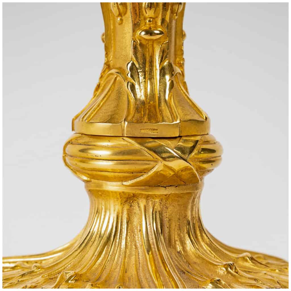 Paire de flambeaux aux amours en bronze ciselé et doré dans le style Louis XV vers 1850 9