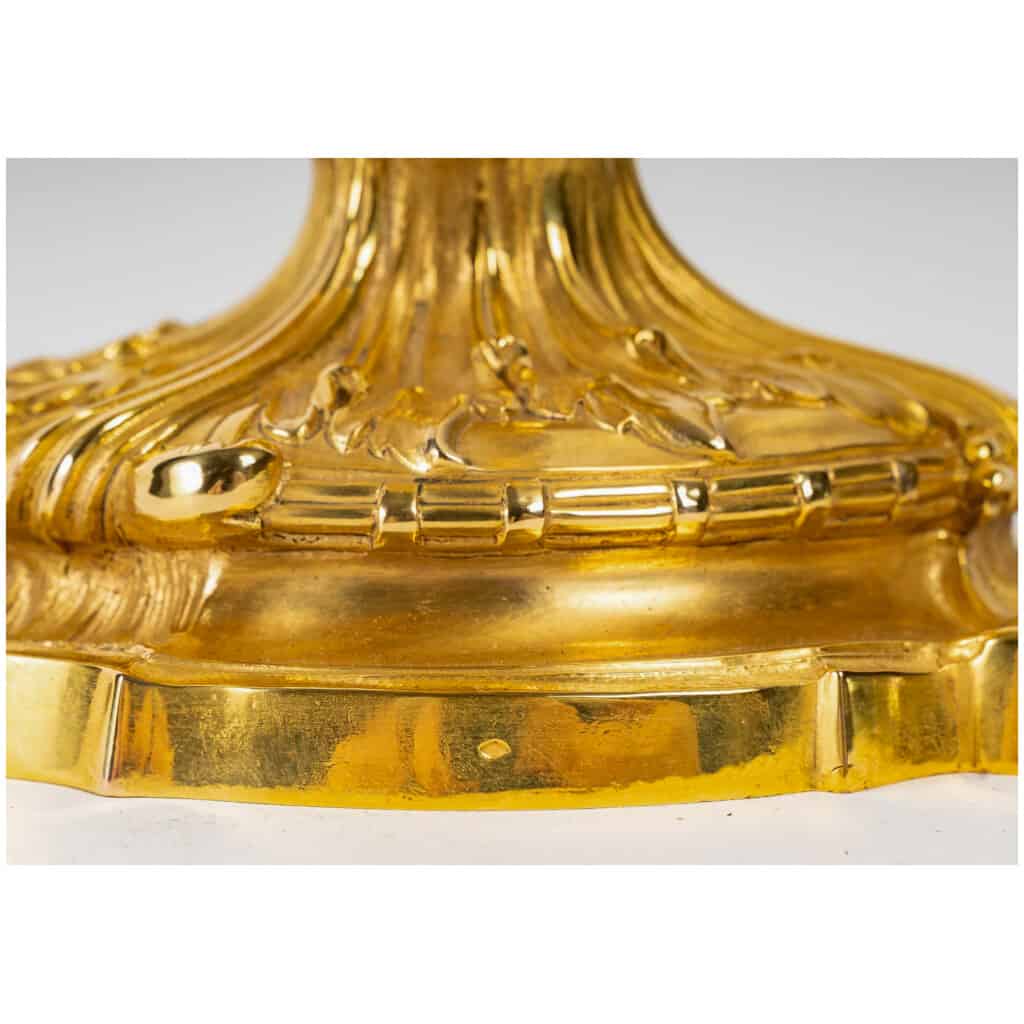 Paire de flambeaux aux amours en bronze ciselé et doré dans le style Louis XV vers 1850 10