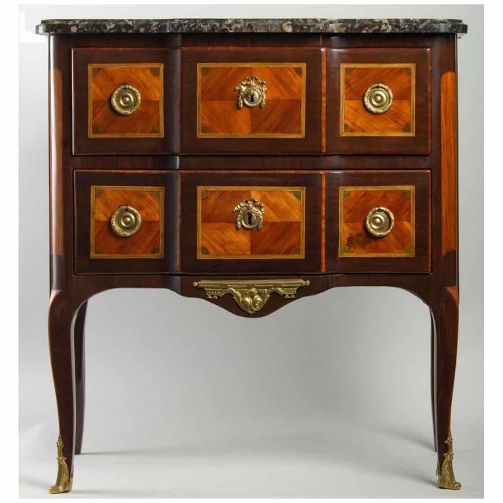 Commode d’époque Louis XV (1724 – 1774). 3