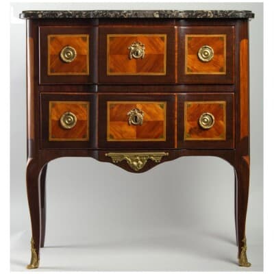 Chest of drawers from the Louis XV period (1724 - 1774).
