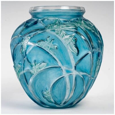 1912 René Lalique – Vase Sauterelles Verre Blanc Patiné Bleu Et Vert