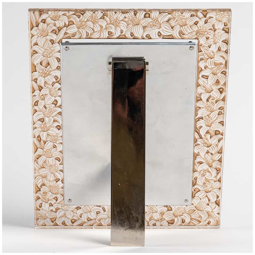 1927 René Lalique – Cadre Lys Verre Blanc Patiné Sépia 7