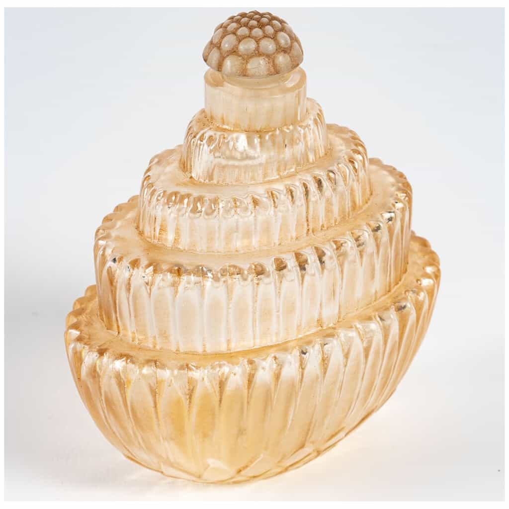 1928 René Lalique – Flacon Ambroise Verre Blanc Patiné Sépia 4