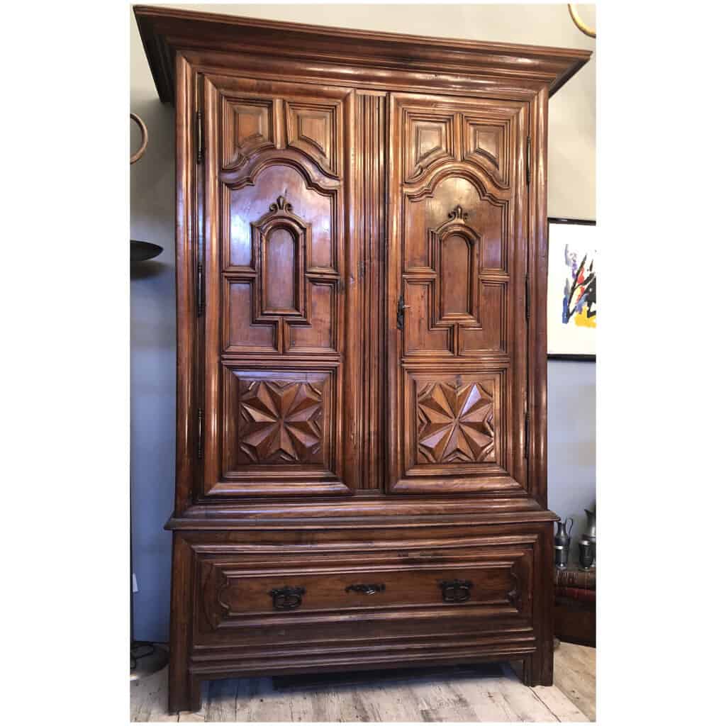 17th century cherry wood trouser cabinet opening with two doors and a large drawer. Work from the South West of France. 8