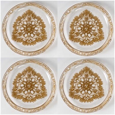 1914 René Lalique – Suite d’Assiettes Plats « Chasse Chiens » Verre Blanc Patiné Sépia – 4 Pièces