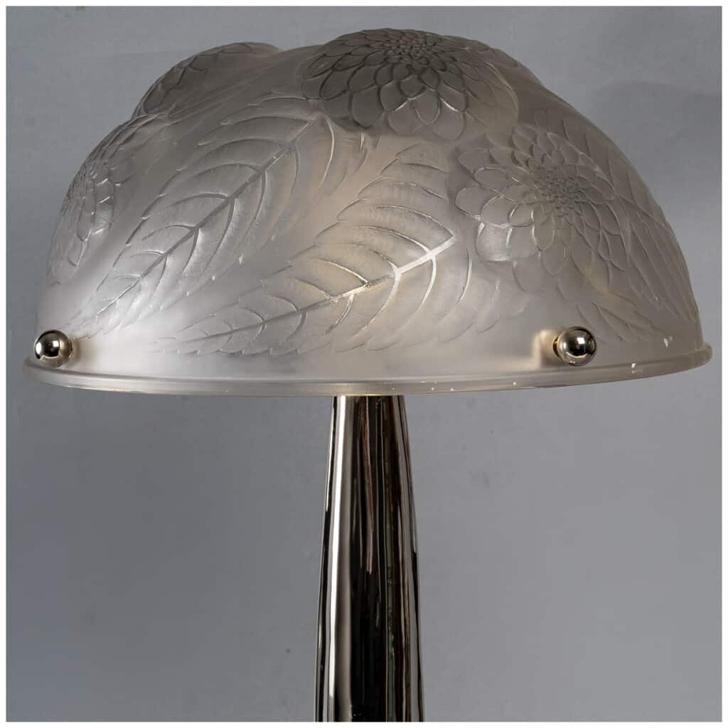 1921 René Lalique – Paire de Lampes « Dahlias » Verre Blanc – Pieds Art-Deco Bronze Nickelé 8