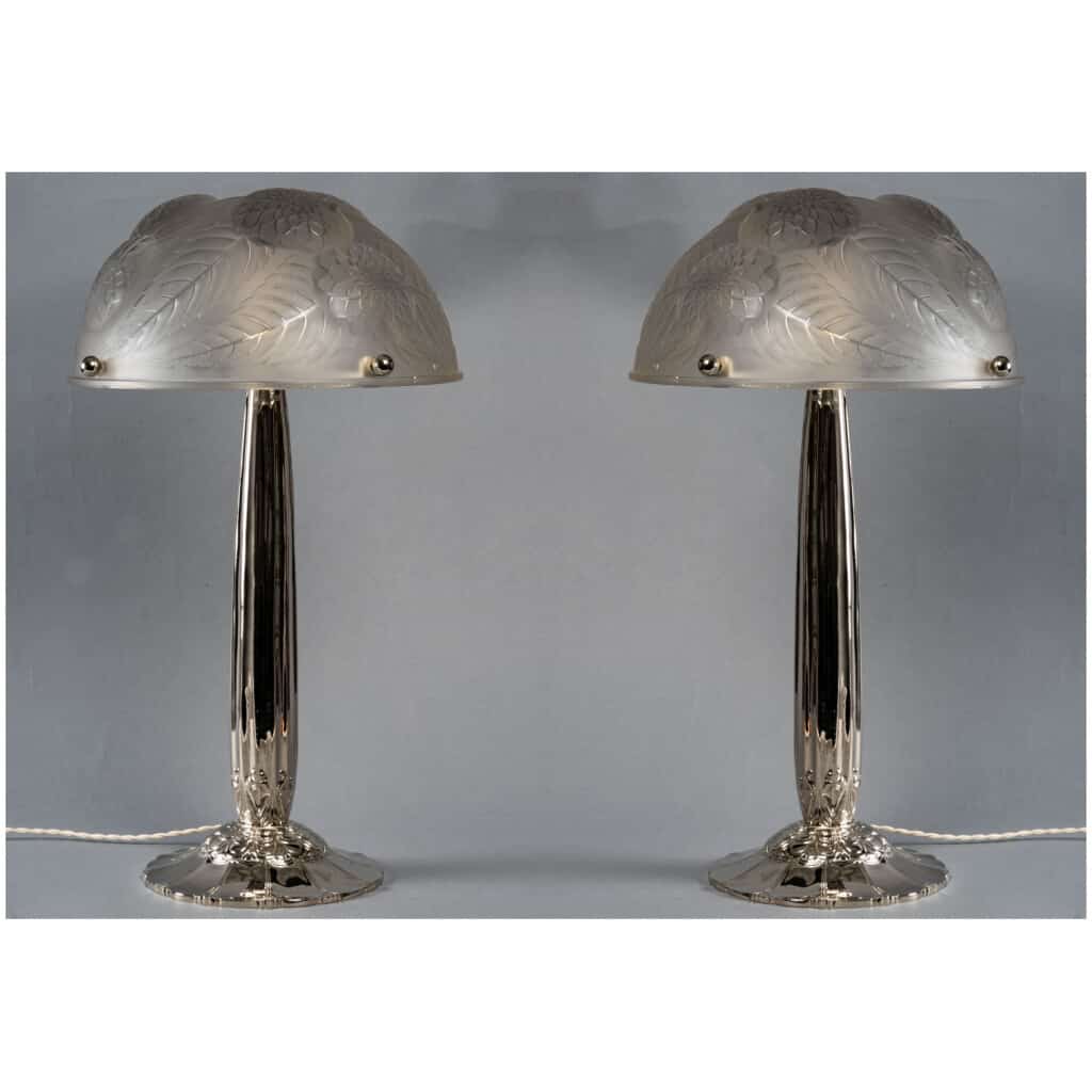 1921 René Lalique – Paire de Lampes « Dahlias » Verre Blanc – Pieds Art-Deco Bronze Nickelé 11