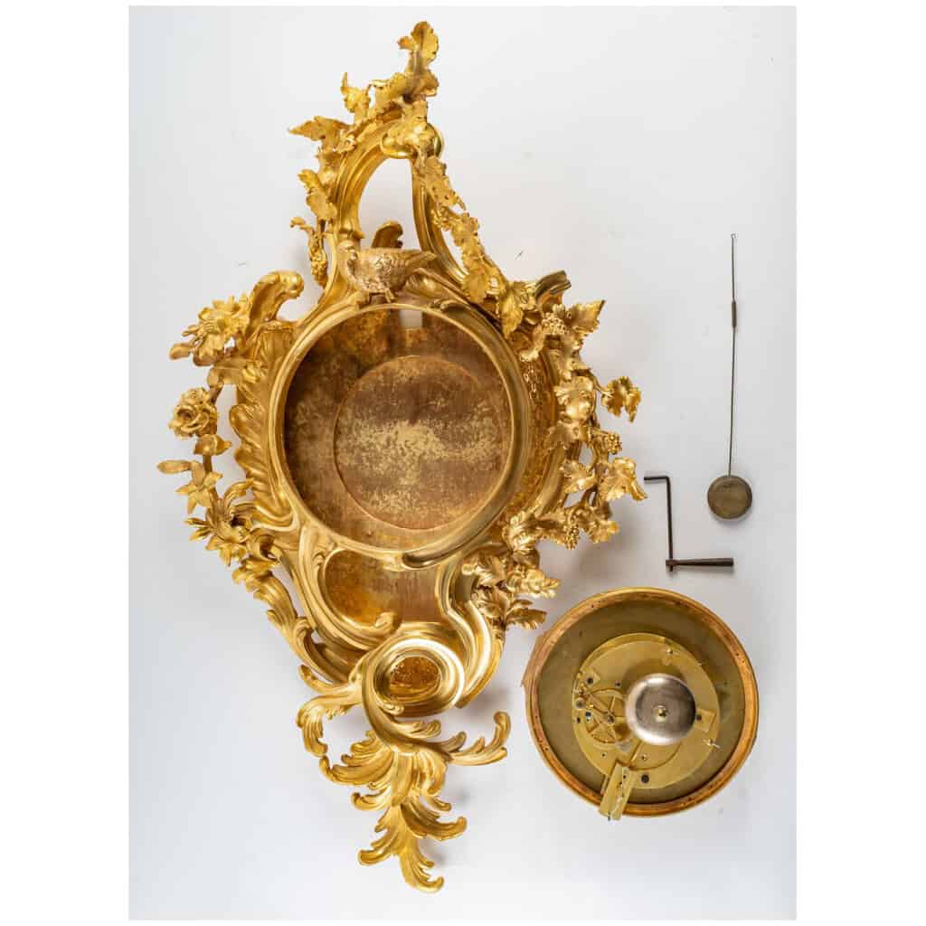 Cartel d’applique en bronze ciselé et doré d’époque Louis XV provenance Chambre des huissiers de Justice au Palais Royal 4
