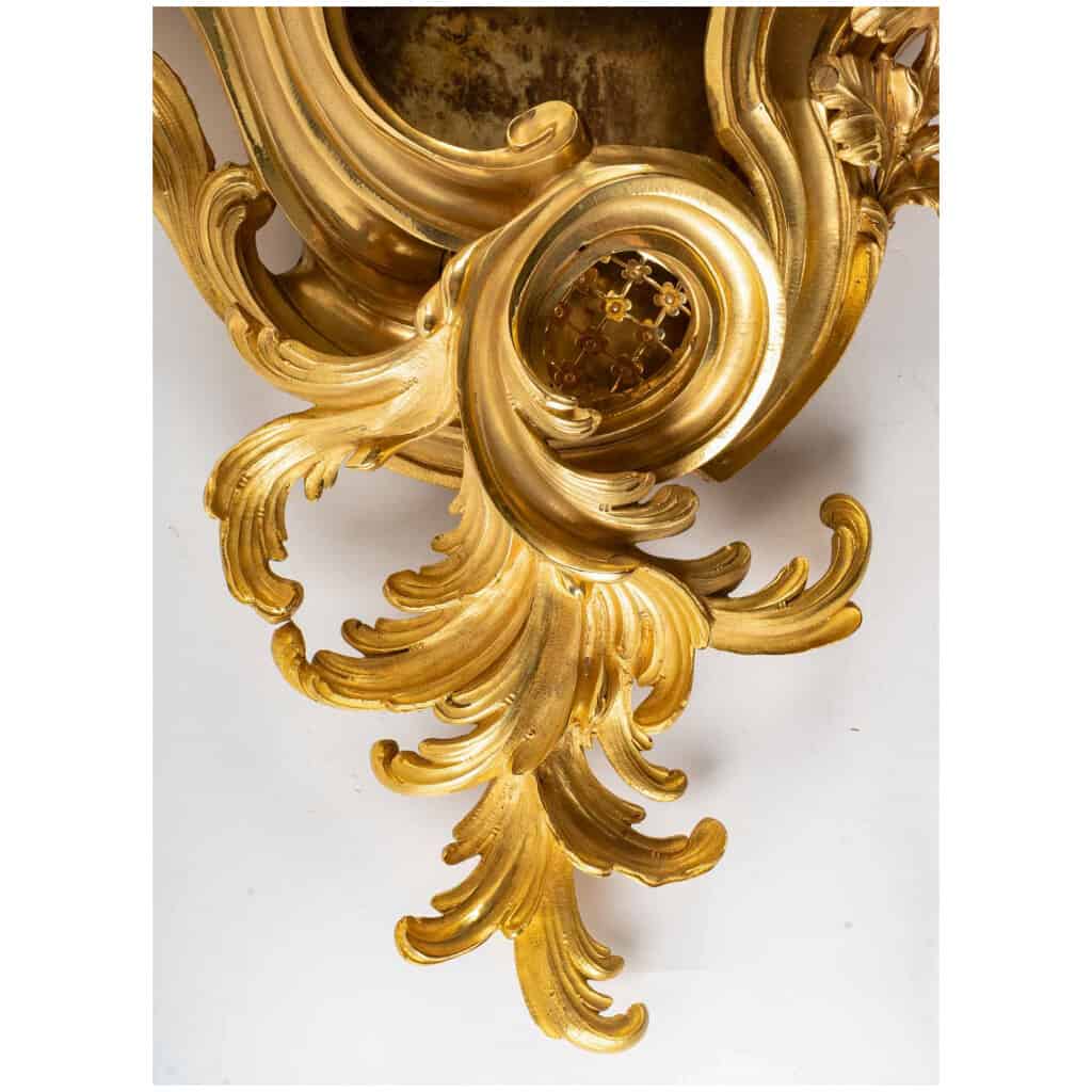 Cartel d’applique en bronze ciselé et doré d’époque Louis XV provenance Chambre des huissiers de Justice au Palais Royal 7