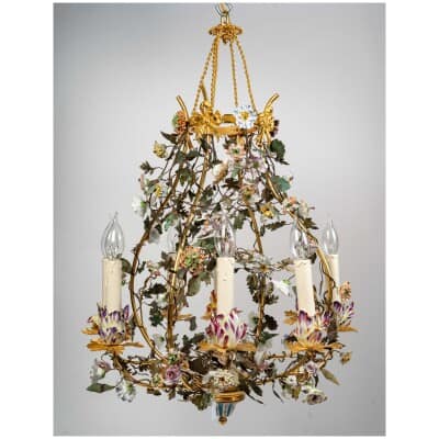 Chandelier with porcelain decoration.