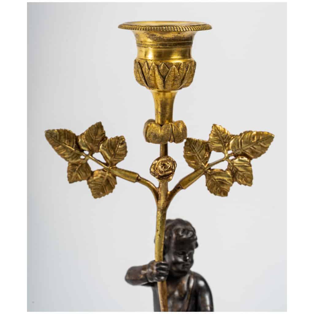 Paire de bougeoirs aux Amour en bronze patiné et doré, montés en lampe époque Directoire 9