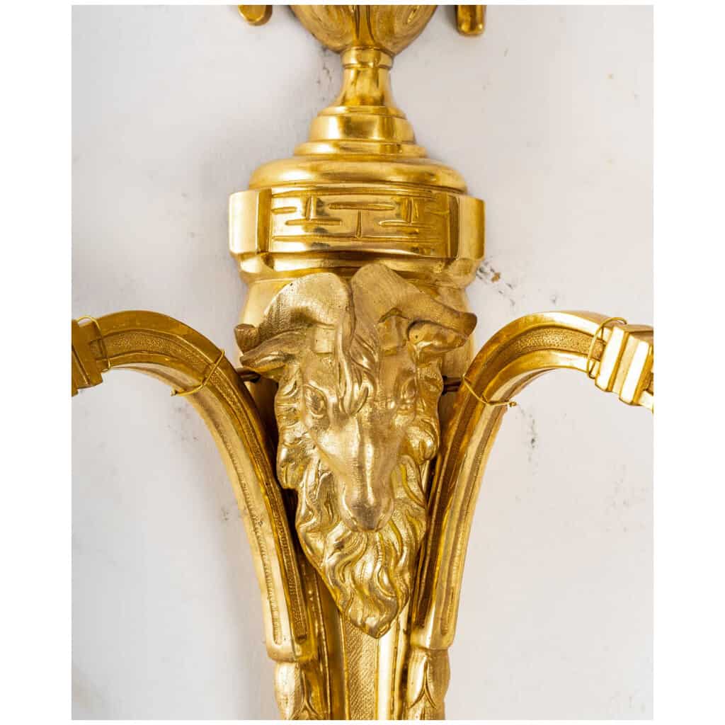 Paire d’appliques en bronze ciselé et doré dite aux Béliers de style Louis XVI vers 1820 6