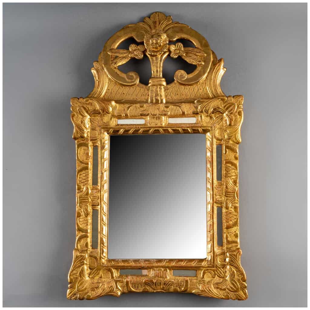 Petit miroir en bois sculpté et doré à parecloses époque Louis XV vers 1750 3