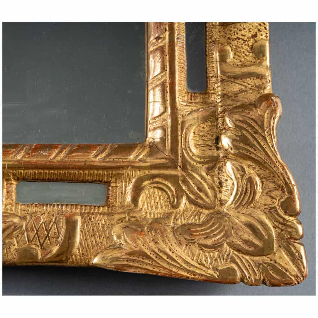 Petit miroir en bois sculpté et doré à parecloses époque Louis XV vers 1750 6