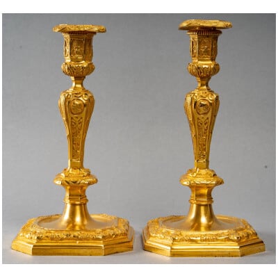 Paire de bougeoirs en bronze ciselé et doré dans le style Louis XIV