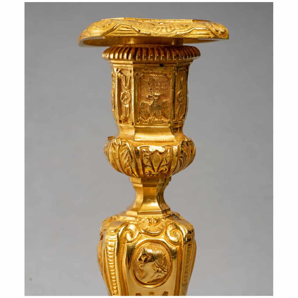 Paire de bougeoirs en bronze ciselé et doré dans le style Louis XIV 6