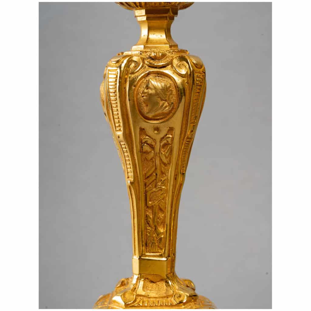 Paire de bougeoirs en bronze ciselé et doré dans le style Louis XIV 12
