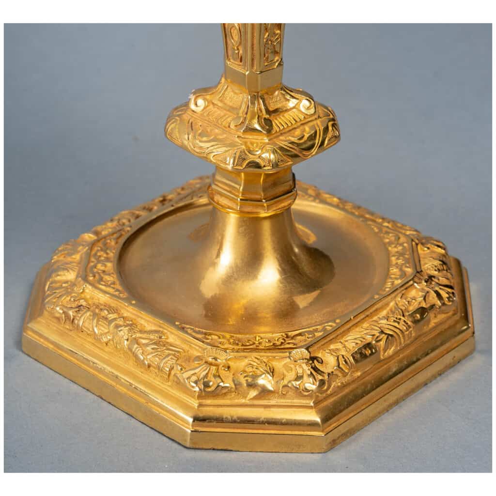Paire de bougeoirs en bronze ciselé et doré dans le style Louis XIV 11