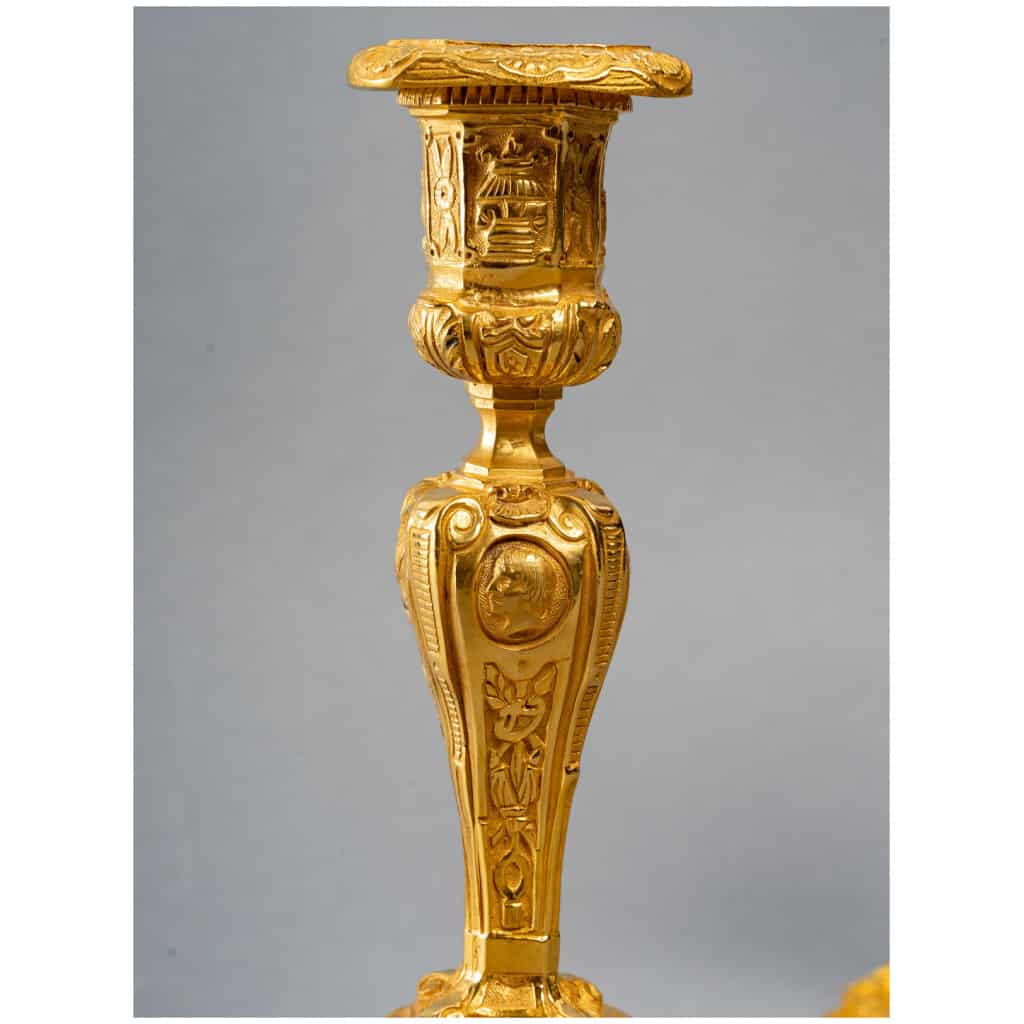 Paire de bougeoirs en bronze ciselé et doré dans le style Louis XIV 10