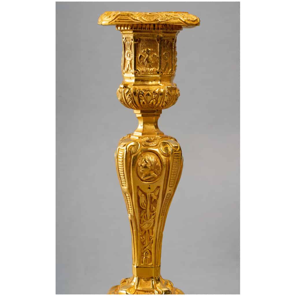 Paire de bougeoirs en bronze ciselé et doré dans le style Louis XIV 9
