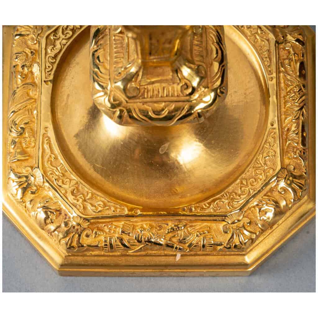 Paire de bougeoirs en bronze ciselé et doré dans le style Louis XIV 8