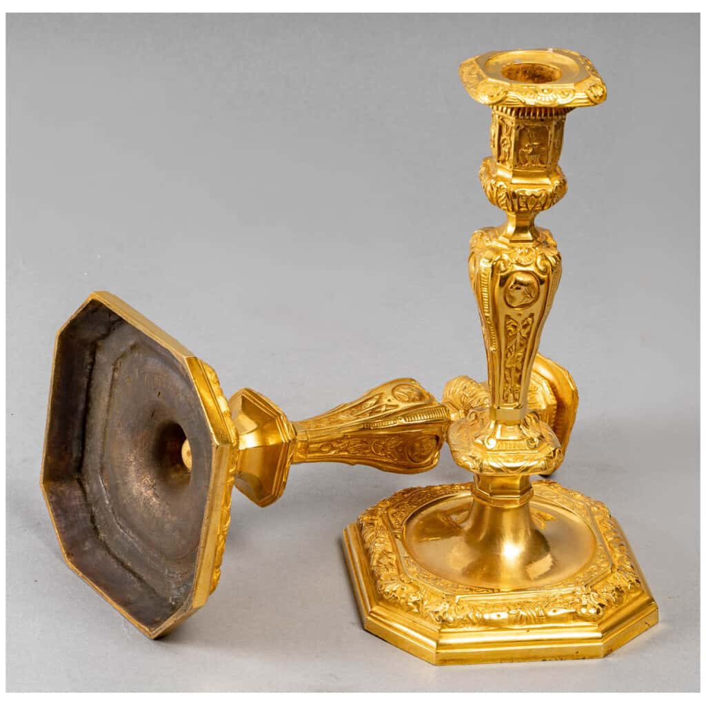 Paire de bougeoirs en bronze ciselé et doré dans le style Louis XIV 7