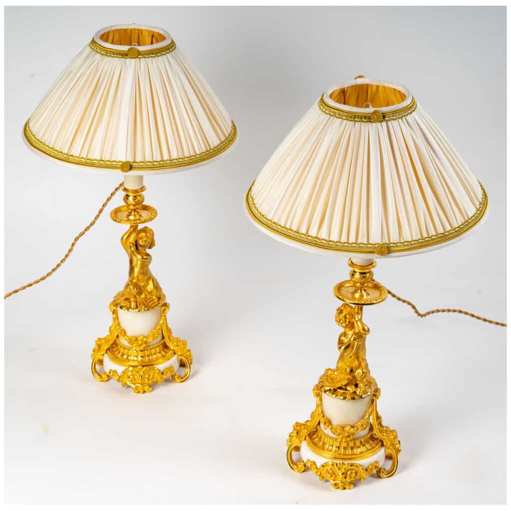 Paire de flambeaux aux Faunes en bronze ciselé doré et marbre Blanc de Carrare style Louis XVI montés en lampes 4