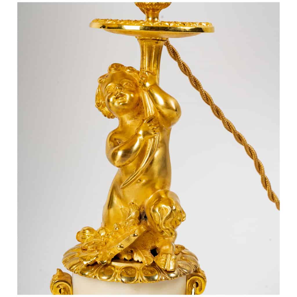 Paire de flambeaux aux Faunes en bronze ciselé doré et marbre Blanc de Carrare style Louis XVI montés en lampes 7