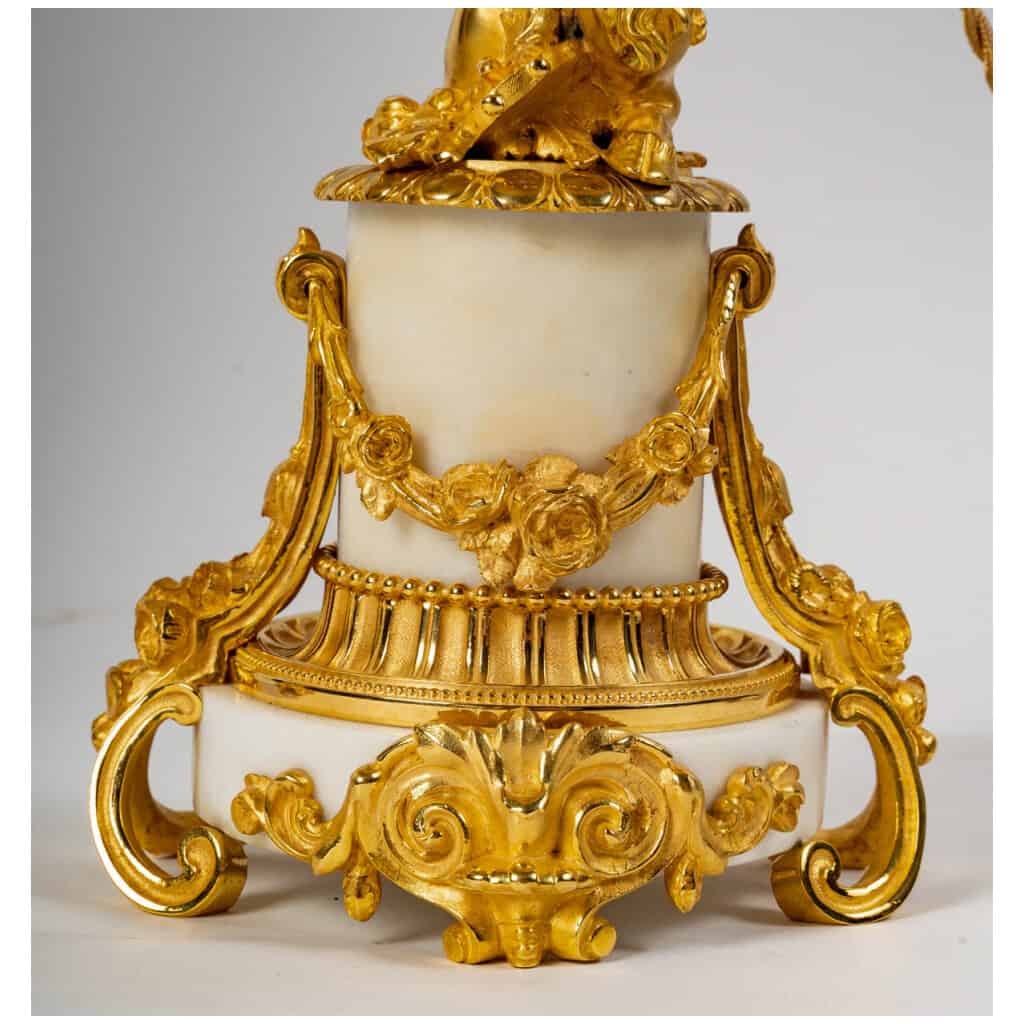 Paire de flambeaux aux Faunes en bronze ciselé doré et marbre Blanc de Carrare style Louis XVI montés en lampes 9