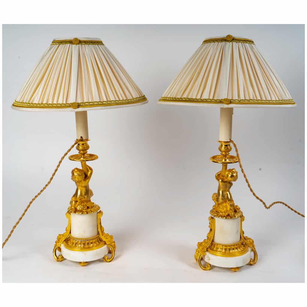 Paire de flambeaux aux Faunes en bronze ciselé doré et marbre Blanc de Carrare style Louis XVI montés en lampes 10