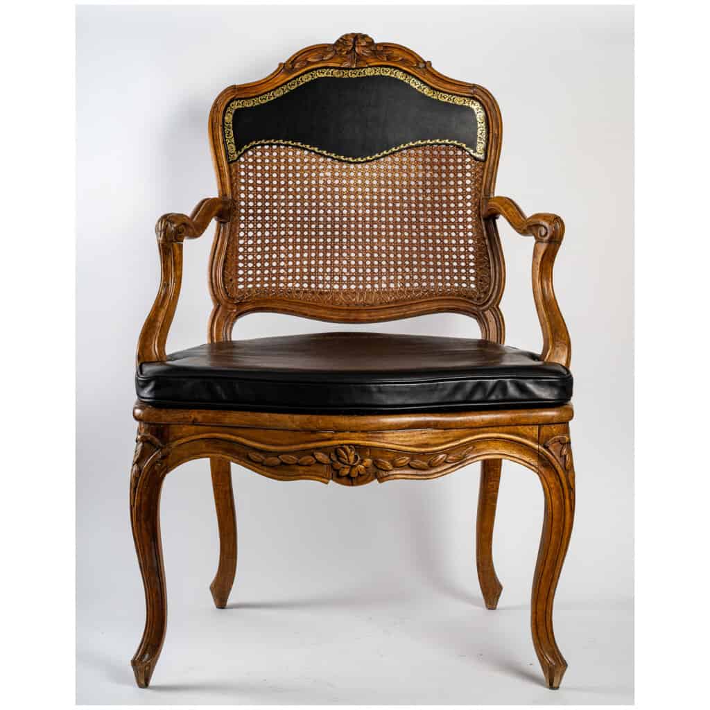 François Canot – Fauteuil à fond de cannes en bois naturel mouluré et sculpté d’époque Louis XV 4