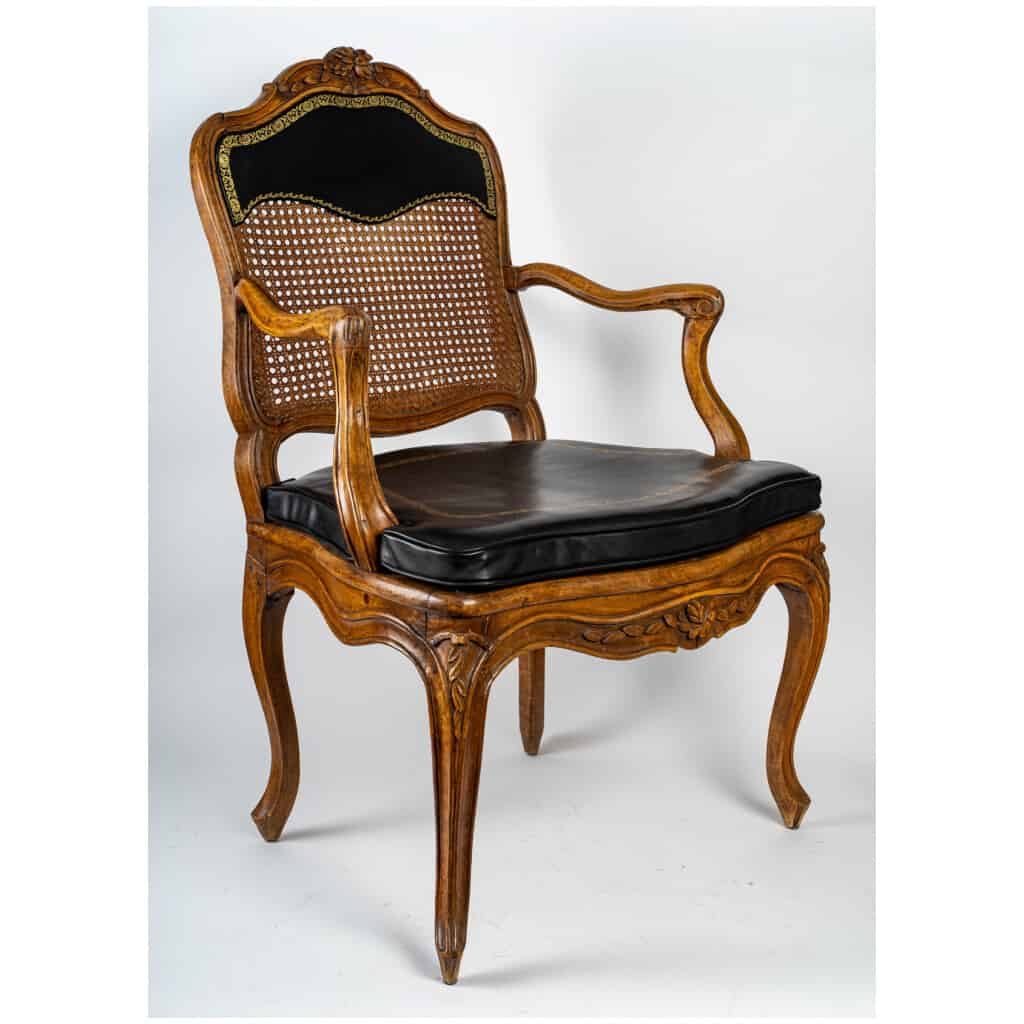 François Canot – Fauteuil à fond de cannes en bois naturel mouluré et sculpté d’époque Louis XV 3