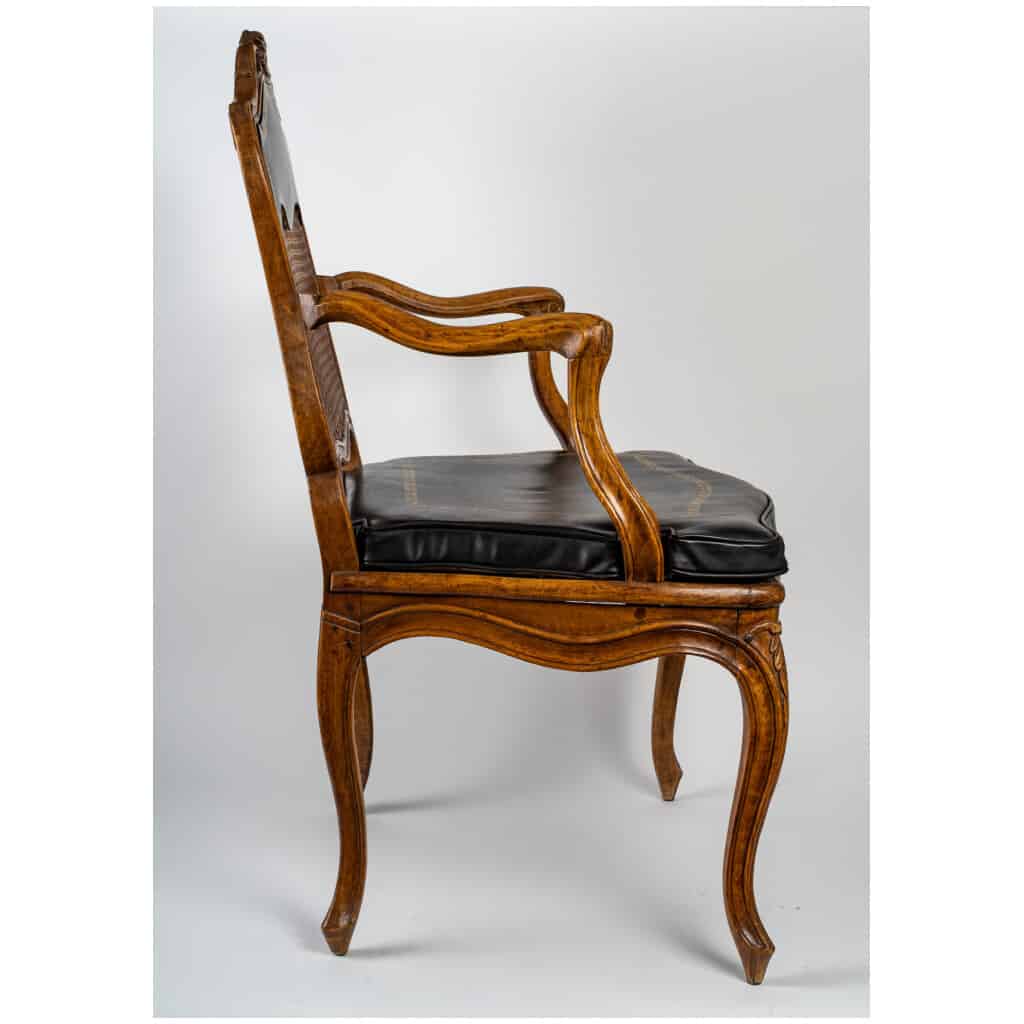 François Canot – Fauteuil à fond de cannes en bois naturel mouluré et sculpté d’époque Louis XV 8