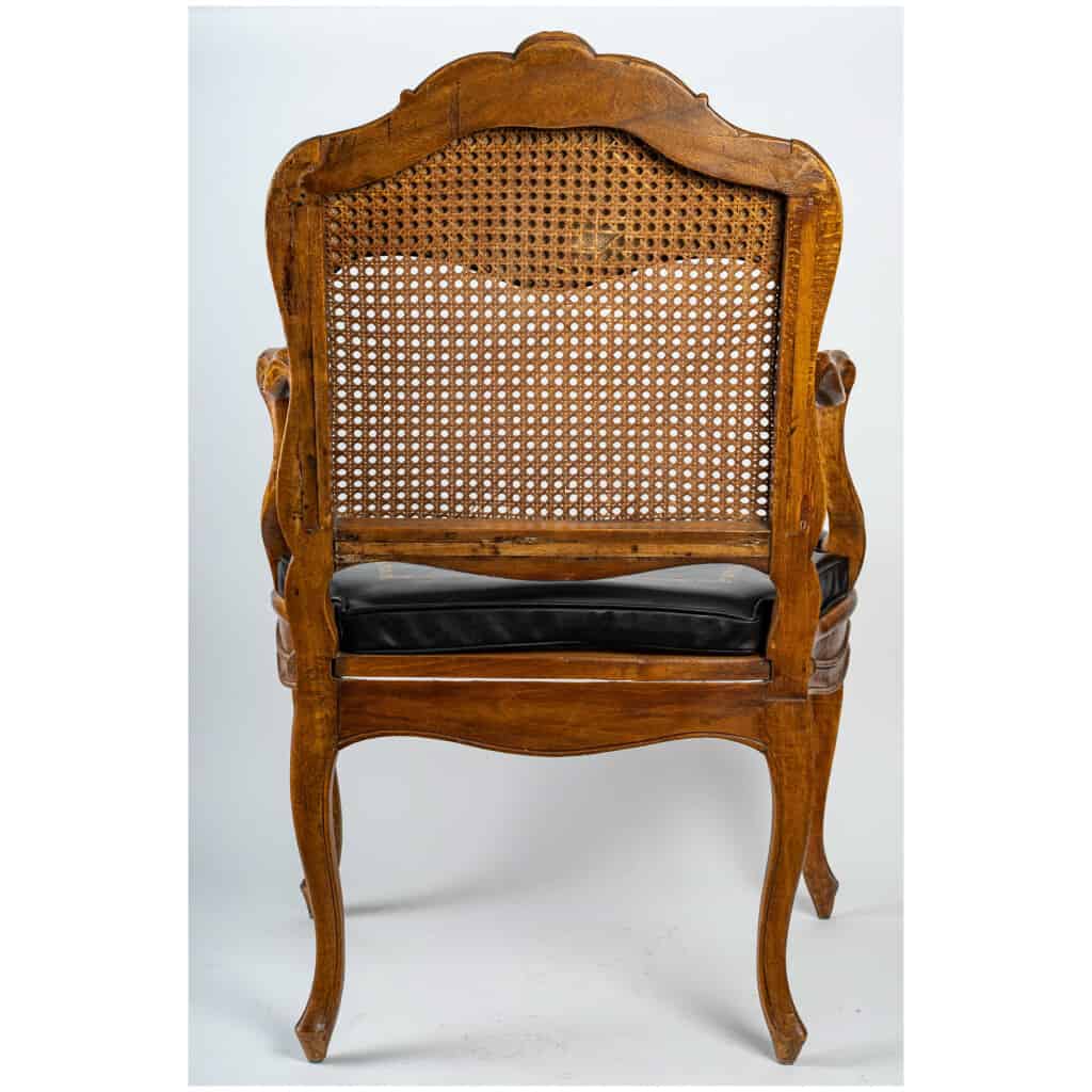 François Canot – Fauteuil à fond de cannes en bois naturel mouluré et sculpté d’époque Louis XV 9