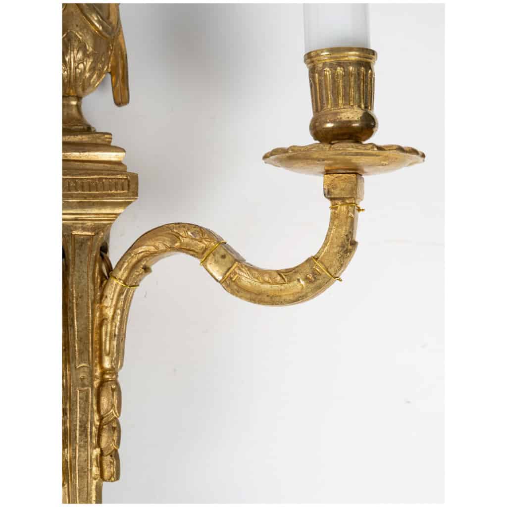 Paire d’appliques à deux bras de lumière en bronze ciselé et doré d’époque Louis XVI vers 1790 8