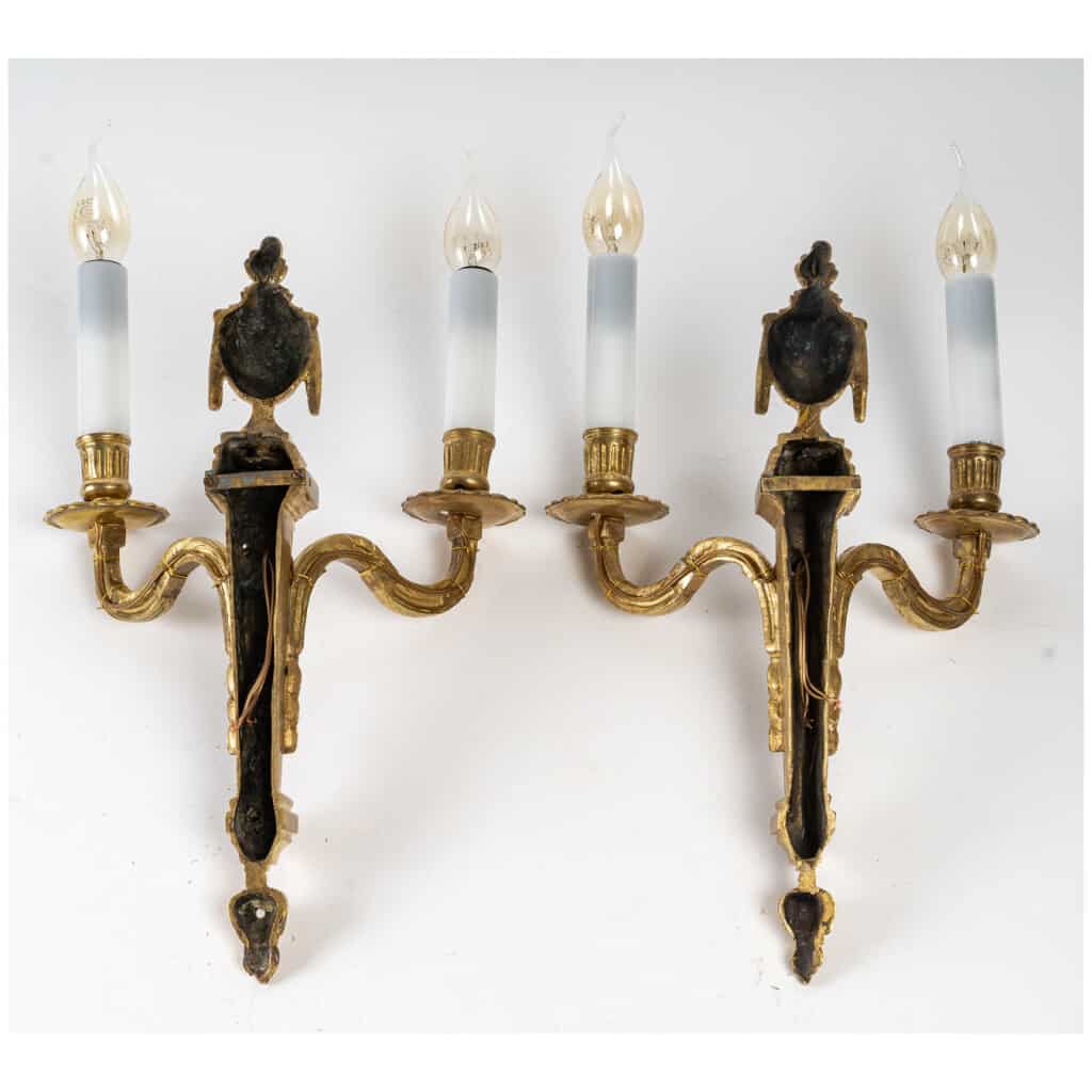 Paire d’appliques à deux bras de lumière en bronze ciselé et doré d’époque Louis XVI vers 1790 11