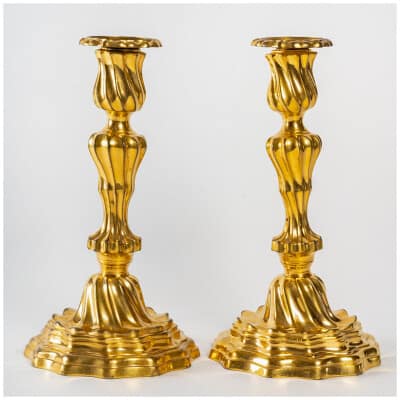 Époque Louis XV Paire de bougeoirs « Au Roi » à fûts torsadés en bronze ciselé et doré vers 1750