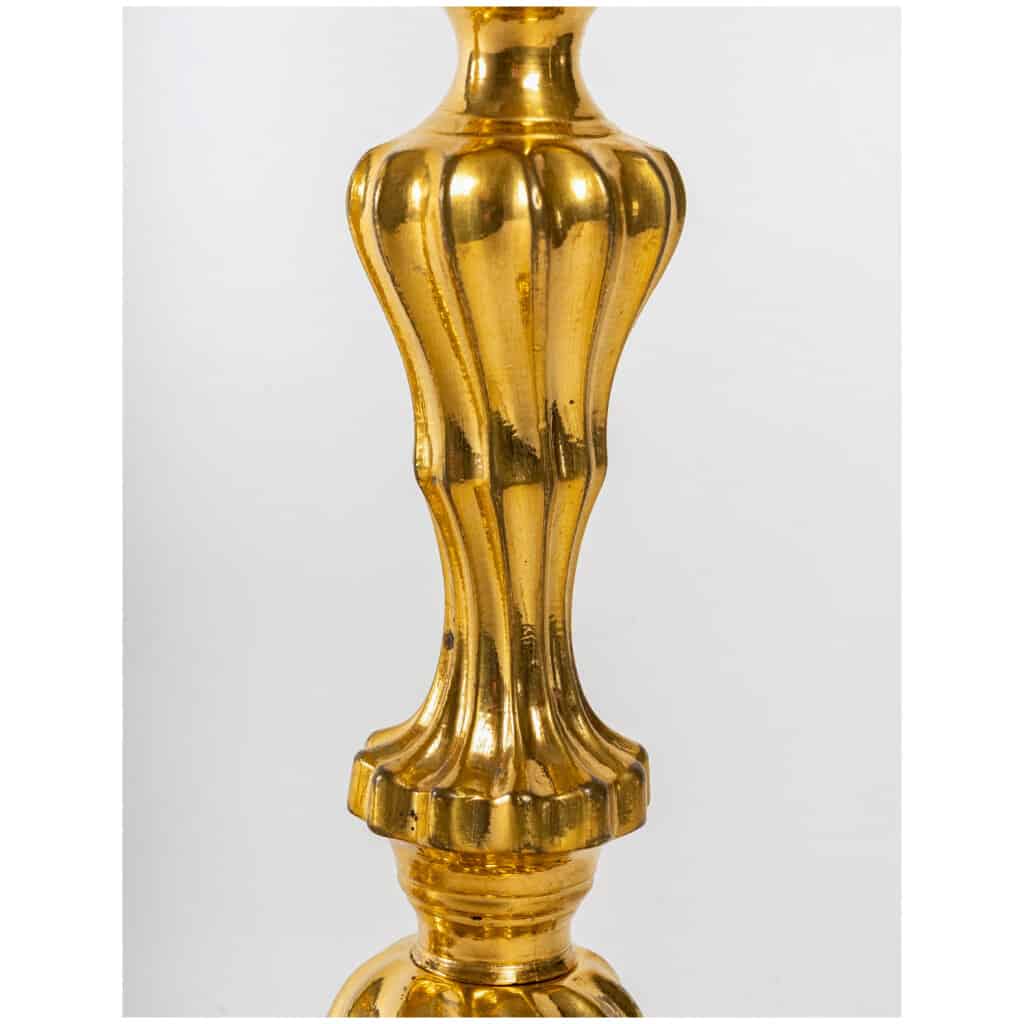 Époque Louis XV Paire de bougeoirs « Au Roi » à fûts torsadés en bronze ciselé et doré vers 1750 5