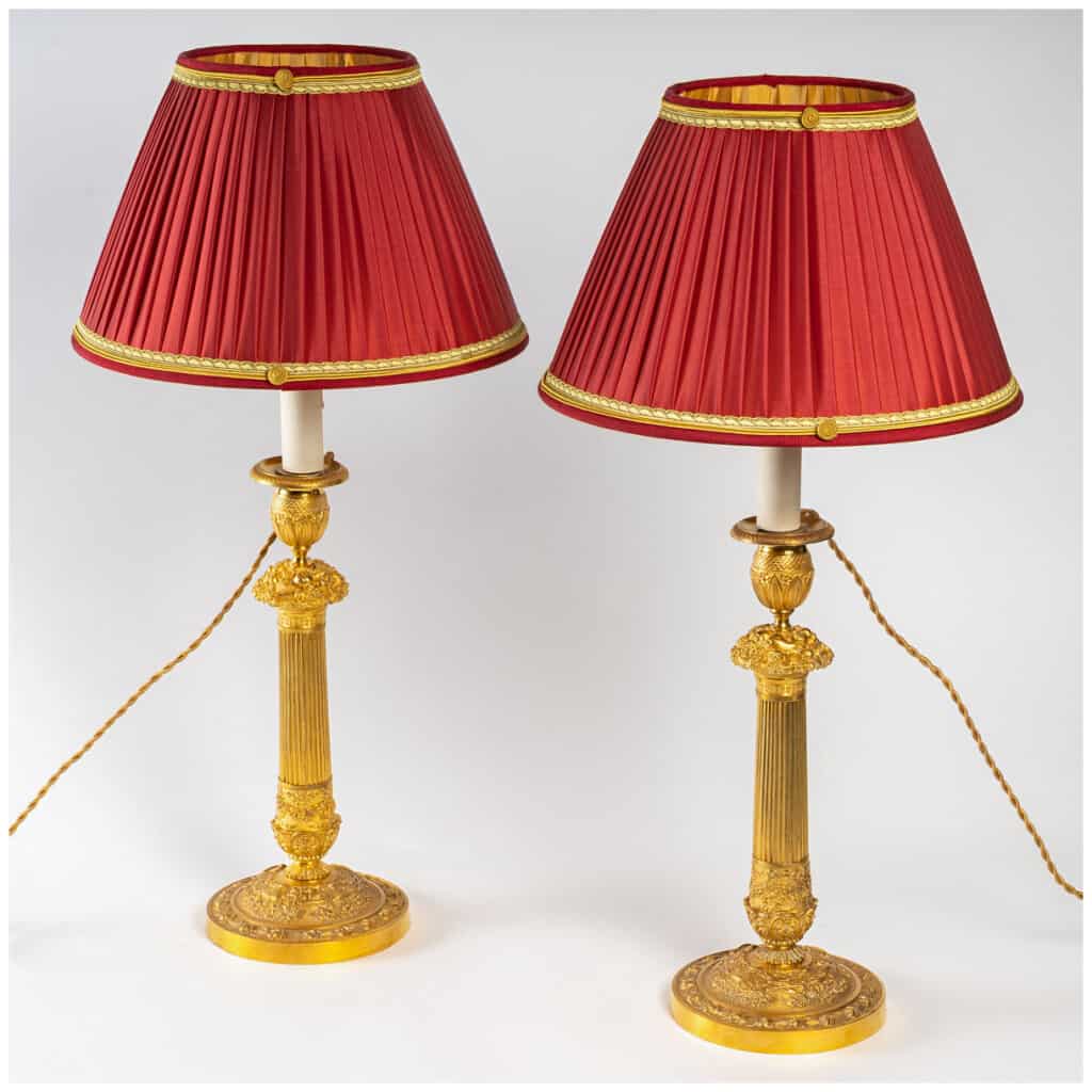 Paire de flambeaux montés en lampes à décor de panier fleuri en bronze doré époque Restauration vers 1820-1830 4
