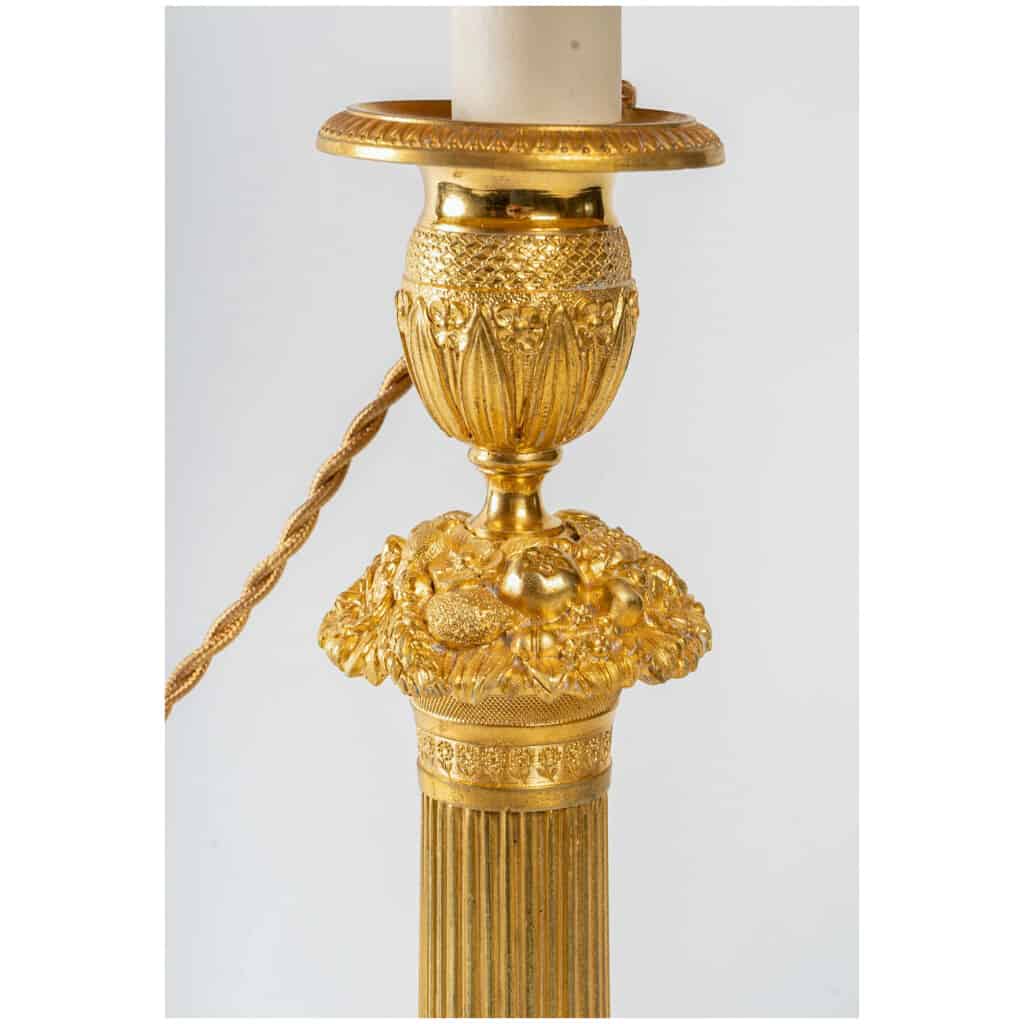 Paire de flambeaux montés en lampes à décor de panier fleuri en bronze doré époque Restauration vers 1820-1830 7