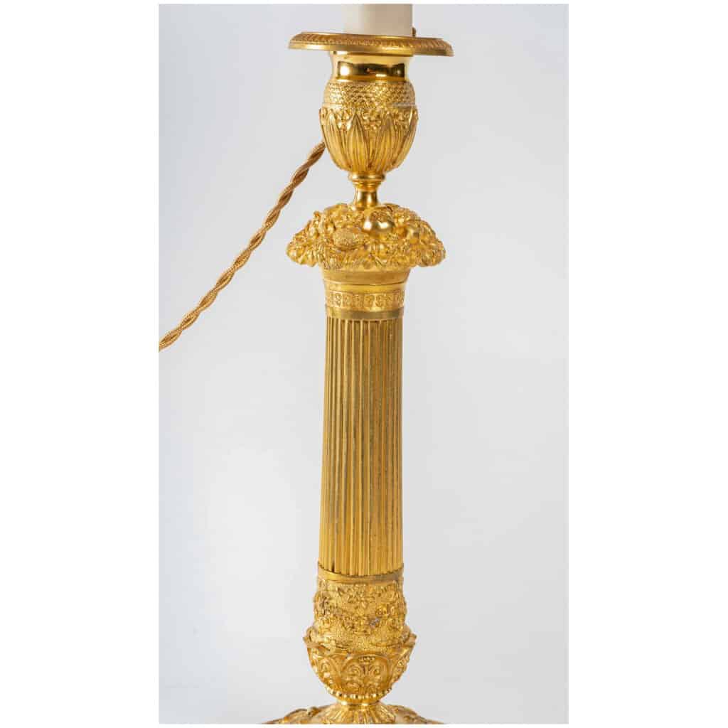 Paire de flambeaux montés en lampes à décor de panier fleuri en bronze doré époque Restauration vers 1820-1830 8