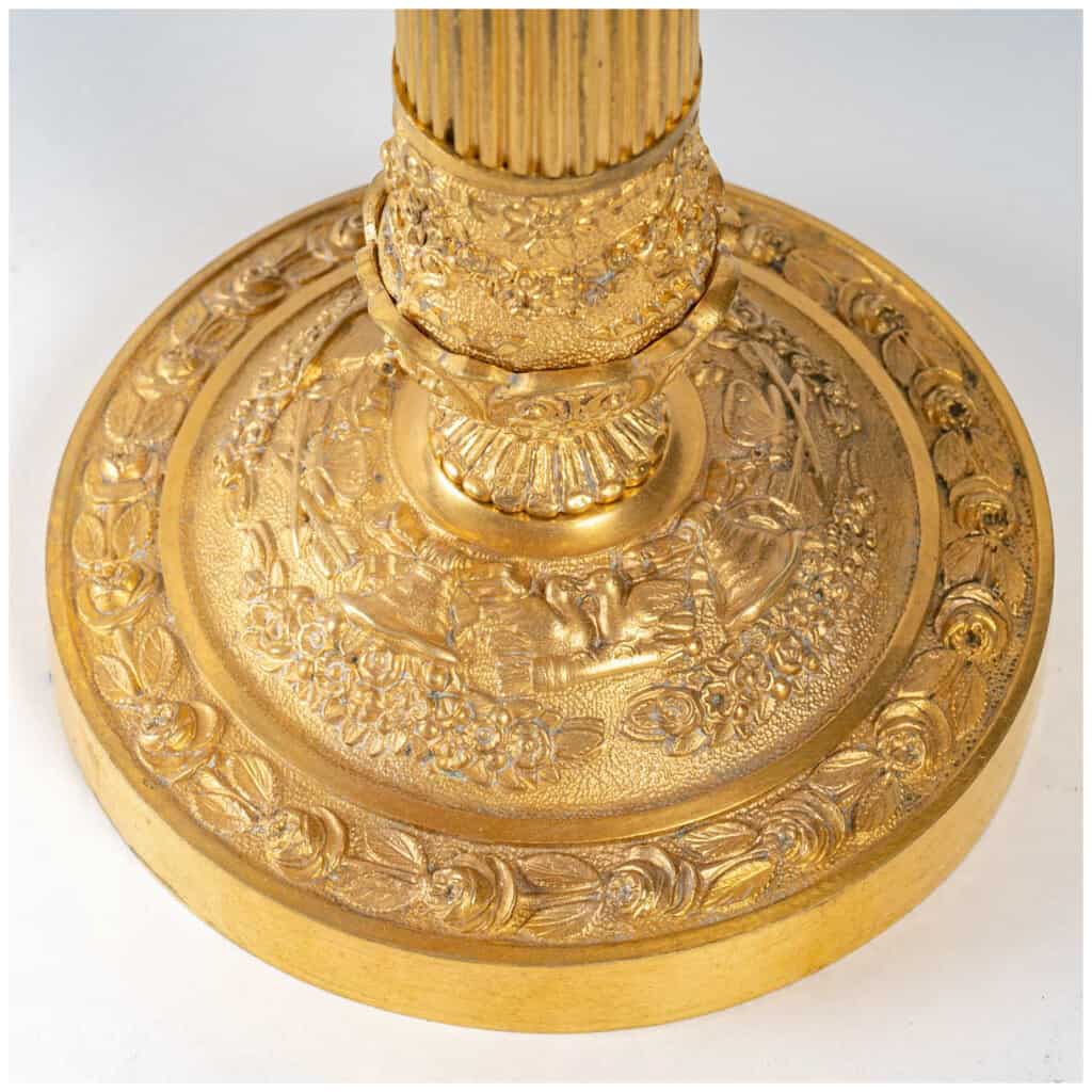 Paire de flambeaux montés en lampes à décor de panier fleuri en bronze doré époque Restauration vers 1820-1830 9