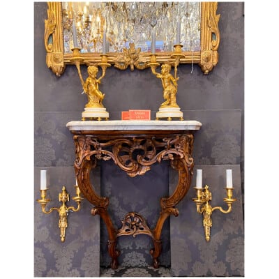Console en noyer sculpté à dessus de marbre blanc de Carrare de d’époque Louis XV vers 1750
