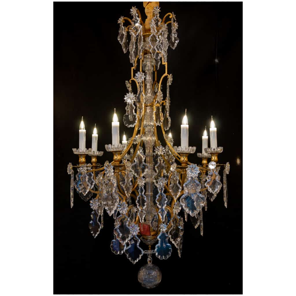 Baccarat signé Important lustre de style Louis XVI en bronze doré et décor de cristal taillé vers 1860-1870 3