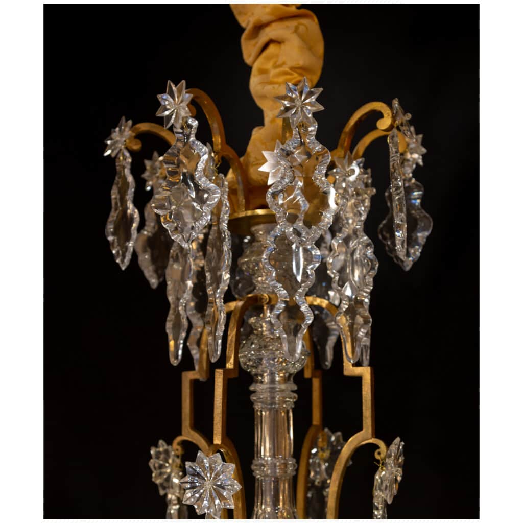Baccarat signé Important lustre de style Louis XVI en bronze doré et décor de cristal taillé vers 1860-1870 4