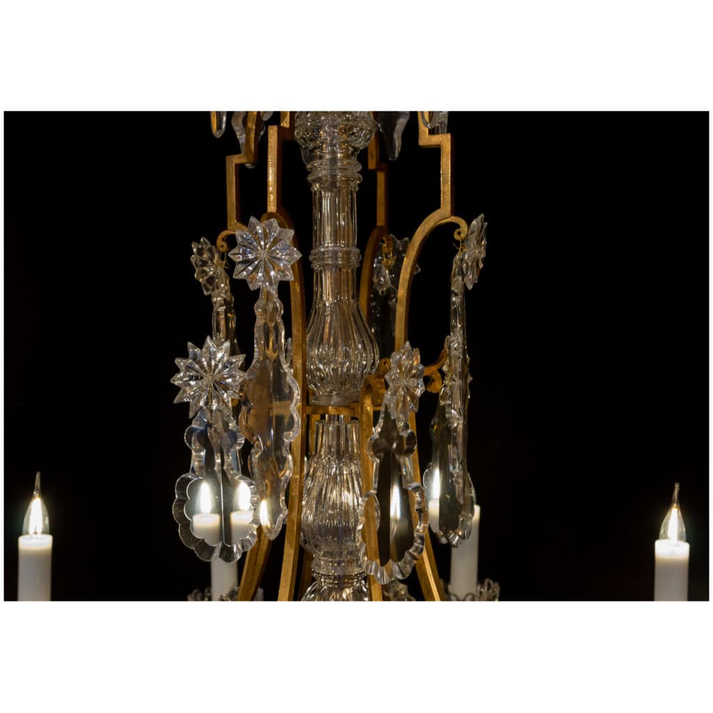 Baccarat signé Important lustre de style Louis XVI en bronze doré et décor de cristal taillé vers 1860-1870 6