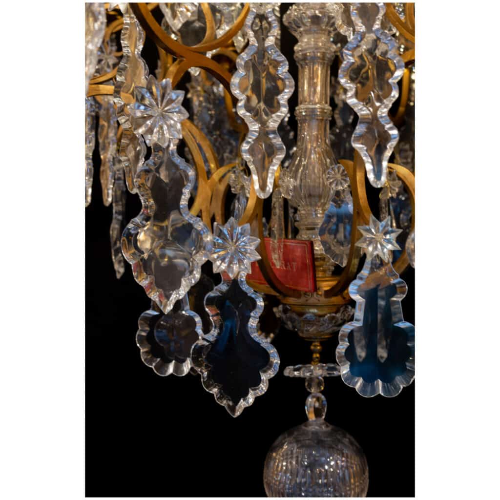 Baccarat signé Important lustre de style Louis XVI en bronze doré et décor de cristal taillé vers 1860-1870 11