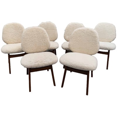 Ensemble de 6 chaises danoises en teck recouvertes de tissu en mouton bouclé.
